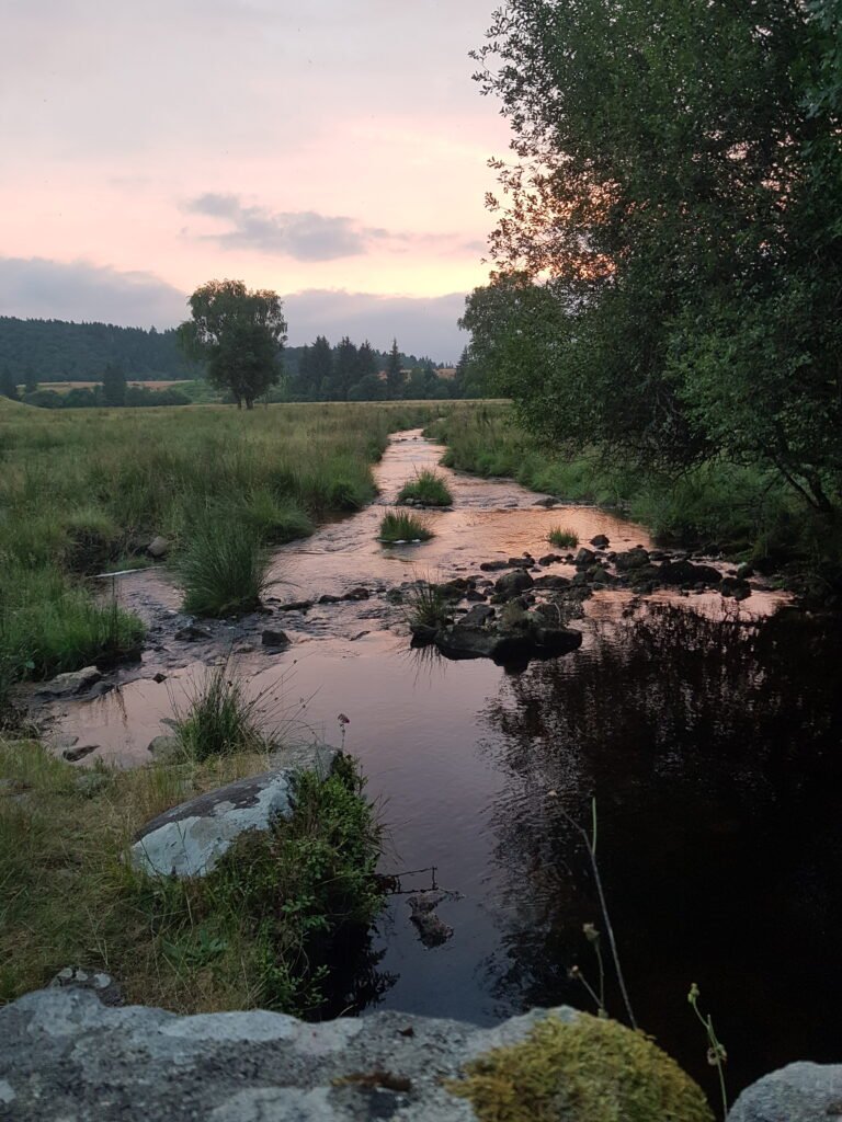 Coucher de soleil sur rivière plateau de Millevaches