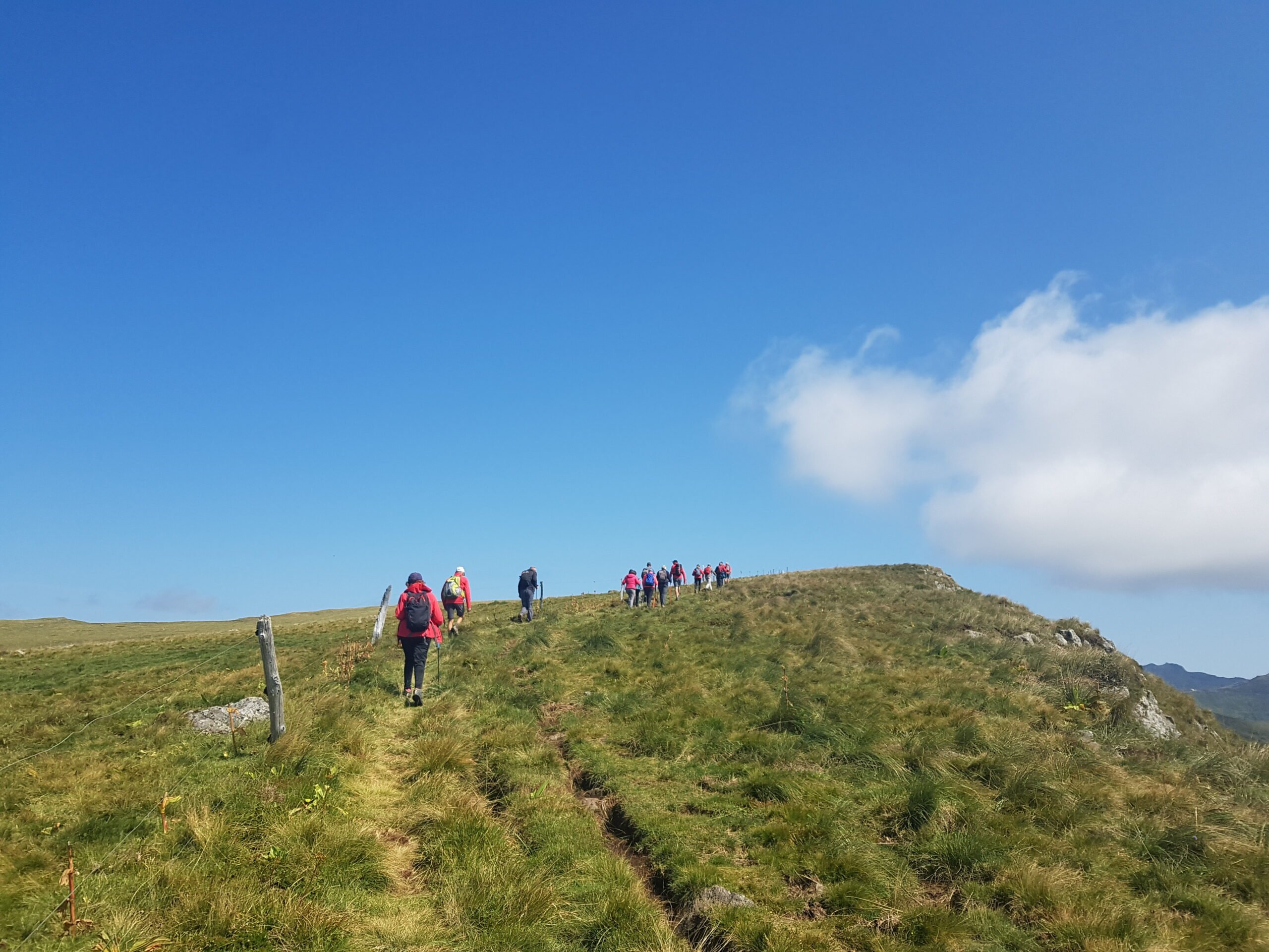 Groupe de randonneurs dans le Cantal